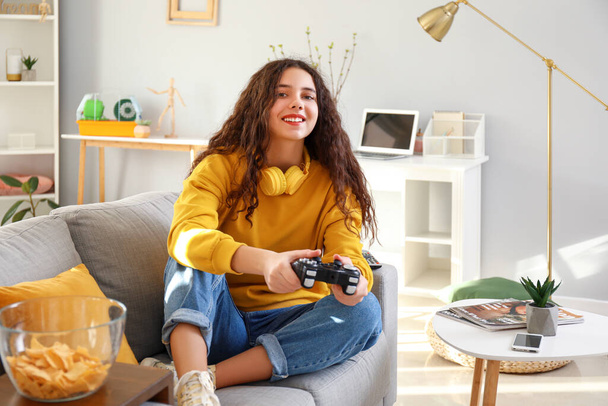 十代の女の子再生ビデオゲーム-家庭で - 写真・画像