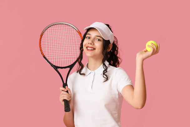 Έφηβος τενίστας με ρακέτα και μπάλα σε ροζ φόντο - Φωτογραφία, εικόνα