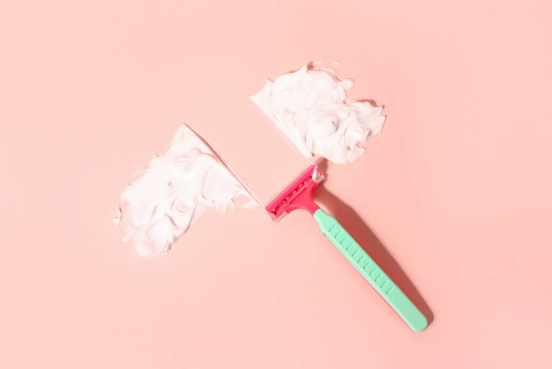 Safety razor and shaving foam on pink background - Foto, Bild