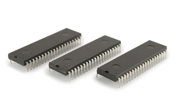 três circuitos integrados
 - Foto, Imagem