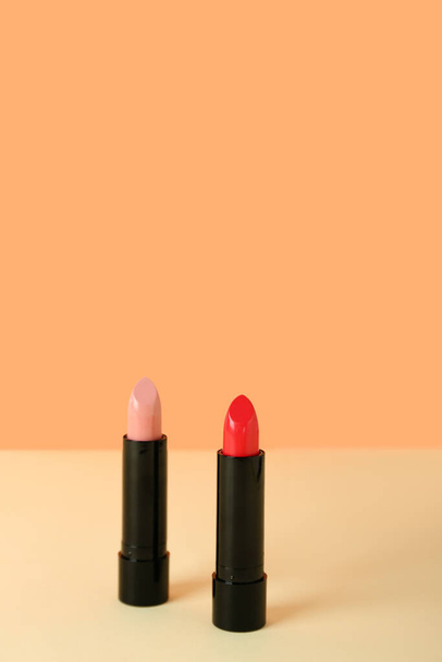 Két gyönyörű rúzs színes háttér - Fotó, kép