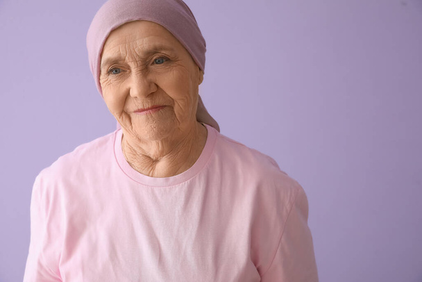 Старшая женщина после химиотерапии на фоне сирени, крупный план - Фото, изображение
