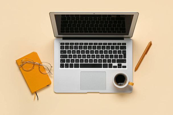 Összetétel laptop, kávé és jegyzettömb bézs alapon - Fotó, kép