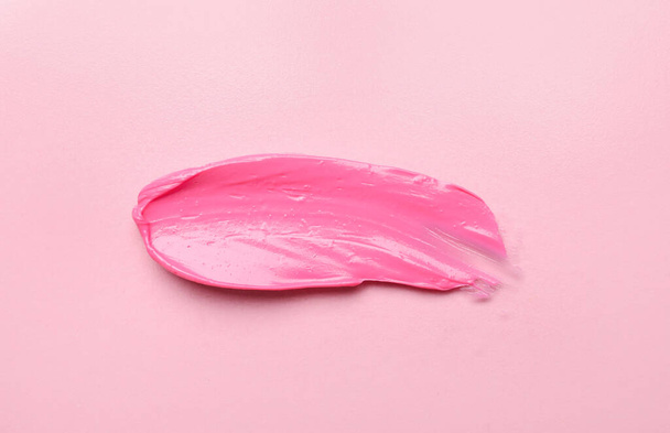 ピンクの背景に口紅のストローク - 写真・画像