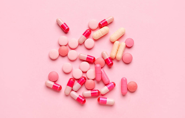 Différentes pilules sur fond rose - Photo, image