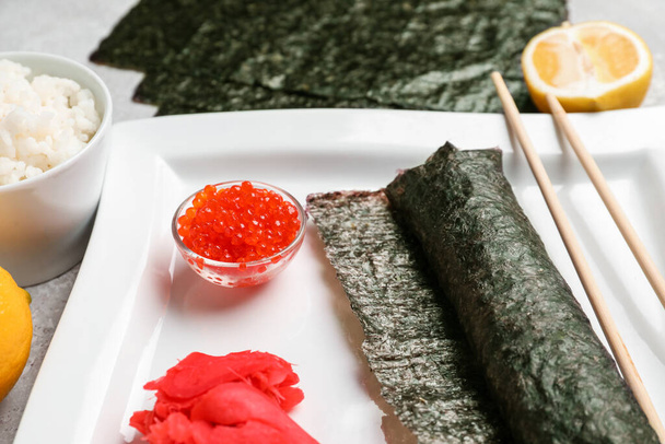 Talíř chutné sushi rolky s kaviárem na stole, detailní záběr - Fotografie, Obrázek