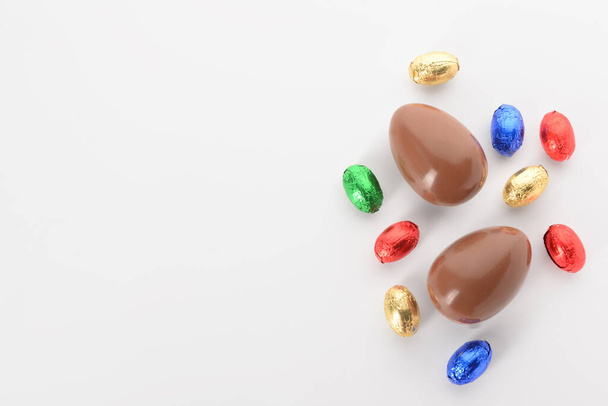 Chocolate doce ovos de Páscoa e doces isolados no fundo branco - Foto, Imagem