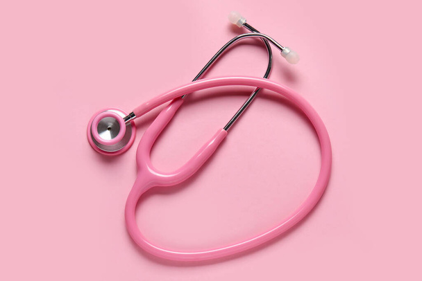 Stéthoscope moderne sur fond rose - Photo, image