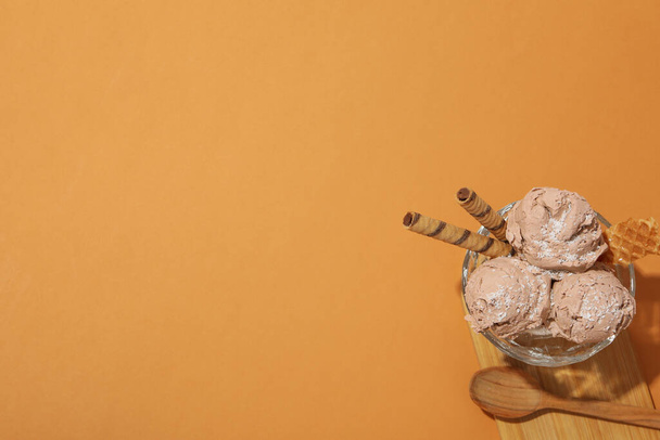 El postre de verano - el helado, el helado con el coco - Foto, Imagen