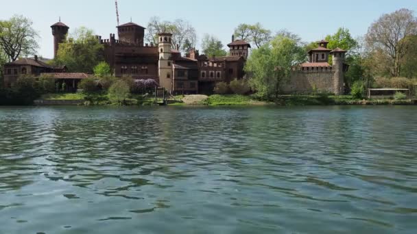 Castello Medievale vertaling Middeleeuws kasteel in Parco del Valentino vanaf rivier Po in Turijn, Italië - Video