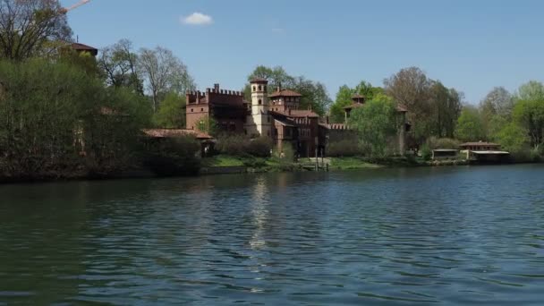 Castello Medievale μετάφραση Μεσαιωνικό Κάστρο στο Parco del Valentino δει από τον ποταμό Πο στο Τορίνο, Ιταλία - Πλάνα, βίντεο