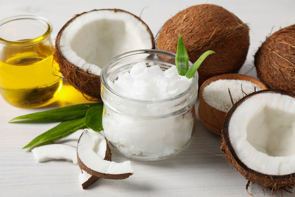 Produkt do zabiegów kosmetycznych, pielęgnacji skóry i ciała - olej kokosowy - Zdjęcie, obraz