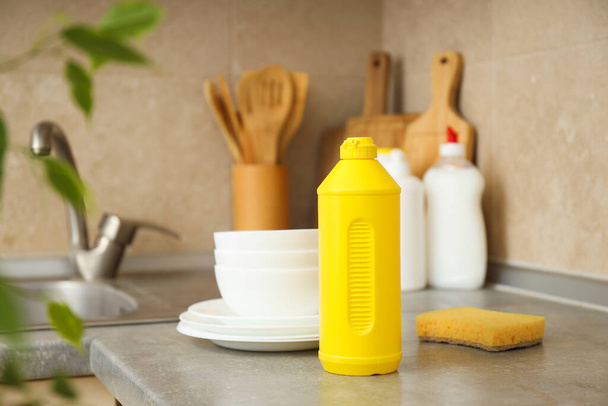 Детергент, аксессуары для мытья посуды и чистки - Фото, изображение