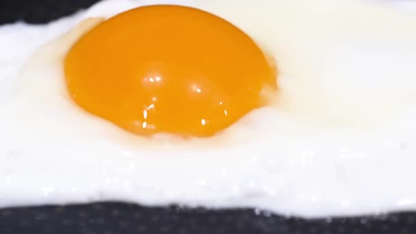 El huevo es frito en la cacerola sobre el aceite calentado. Desayuno saludable - Metraje, vídeo