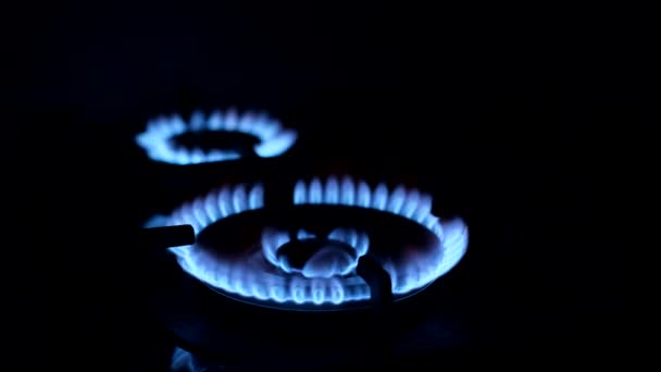 Zvětšený obraz hořícího modrého plamene plynového trysku na černém pozadí. Koncept úspory zemního plynu, racionální využití pro lidské potřeby - Záběry, video