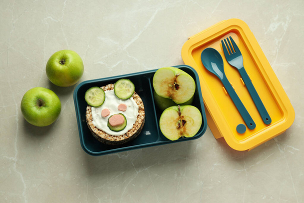 Boîte à lunch avec nourriture, boîte à lunch avec nourriture pour enfant pour l'école - Photo, image