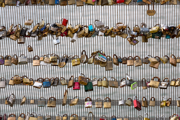 París - Candados de amor en la pasarela Leopold-Sedar-Senghor
. - Foto, Imagen