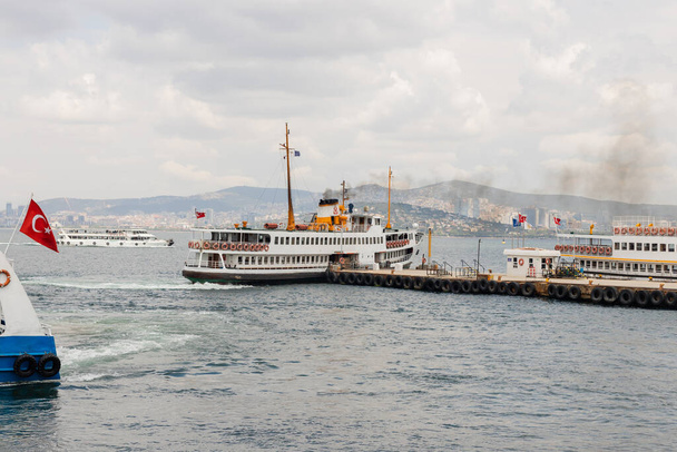 Navios com bandeiras turcas no cais e ilhas princesa em segundo plano  - Foto, Imagem