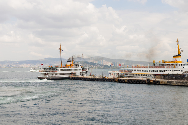 Lodě v blízkosti mola s princeznými ostrovy a Istanbul v pozadí v Turecku  - Fotografie, Obrázek