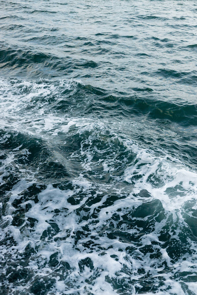 Wysoki kąt widzenia wody morskiej z pianką w Turcji  - Zdjęcie, obraz