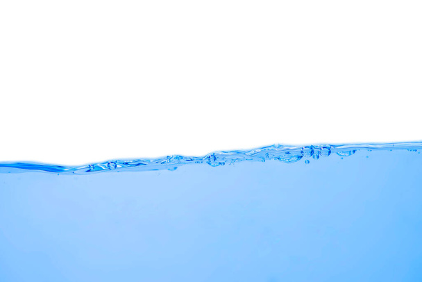 Κύμα νερού με φυσαλίδες απομονωμένες σε λευκό φόντο - Φωτογραφία, εικόνα