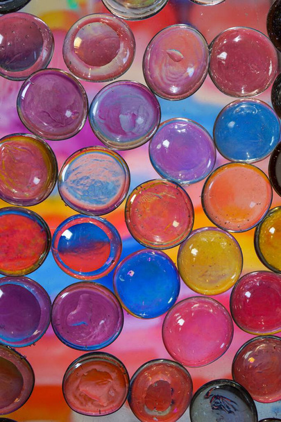 bulles de cristal multicolores, fond coloré  - Photo, image