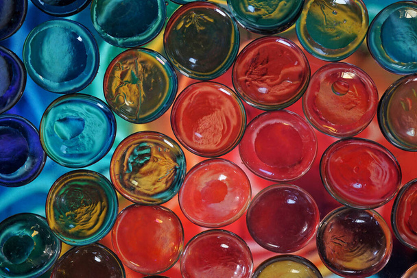 bulles de cristal multicolores, fond coloré  - Photo, image