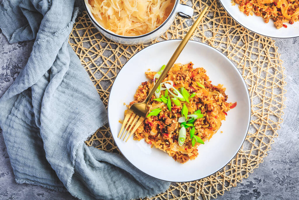 Kıymalı risotto, lahana (lahana turşusu) ve pirinç, lahana güveci. - Fotoğraf, Görsel