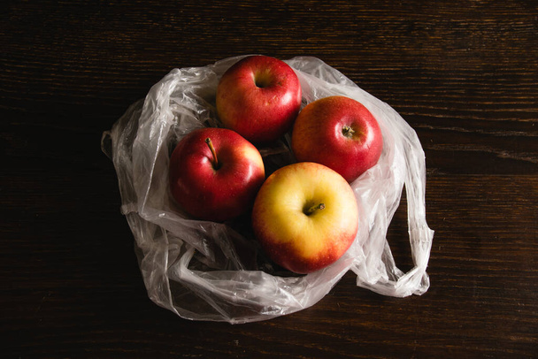 Délicieuses pommes dans un sac en plastique. Jour de la Terre et concept de recyclage des déchets - Photo, image