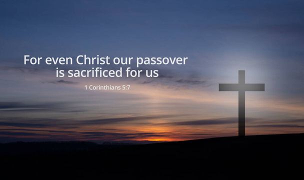 Ristiin. Ristiinnaulitseminen taivaan ja auringonlaskun taustalla. Pääsiäinen. Golgatalla. Sillä jopa Kristus, meidän pääsiäisemme, uhrataan meidän edestämme: 1. Kor. 5: 7 - Valokuva, kuva