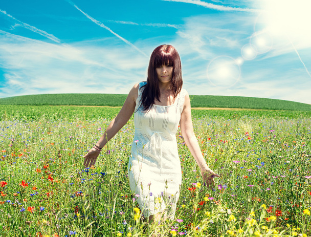 Renkli çayırda beyaz elbiseli genç kadın - Fotoğraf, Görsel