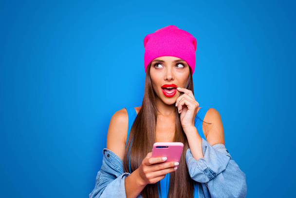 Oops I have bad memory Close up photo portrait of cute attractive pretty thoughtful minded lady looking up holding finger near mouth using telephone isolated pastel background. - Fotografie, Obrázek