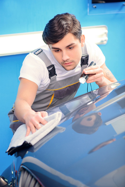 Car mechanic at the service station - Foto, Bild