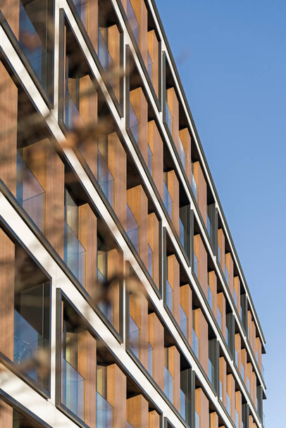Detalle de un moderno edificio multifamiliar en el centro de la ciudad. Gran número de pisos. Balcones y loggias. Clima soleado - Foto, imagen