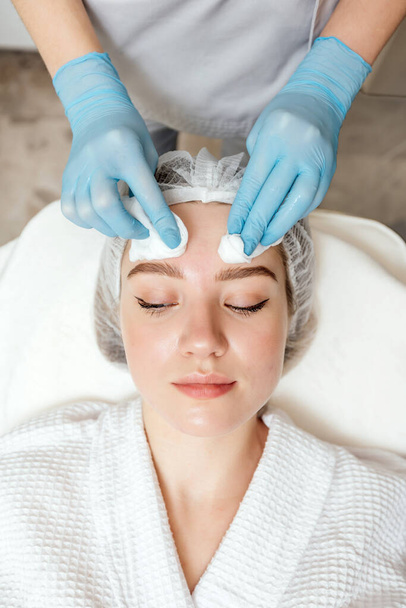 Woman getting face and body treatment at beauty clinic - Foto, Bild