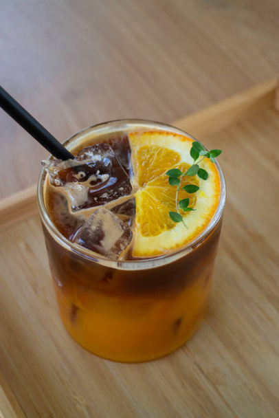 IJs zwarte sinaasappel koffie op van hout tafel, bevoorraden foto - Foto, afbeelding