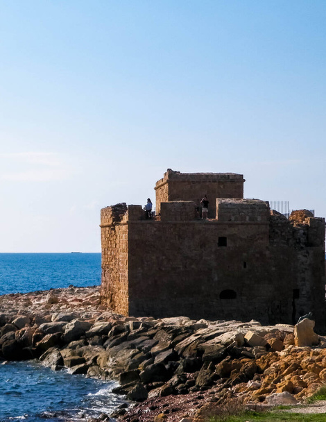 Paphos Kalesi - Bizans kalesi Paphos Limanı girişinde. Kıbrıs adasında turistik ilgi. - Fotoğraf, Görsel