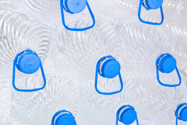 Eau en bouteilles en plastique sur fond blanc, isolée - Photo, image