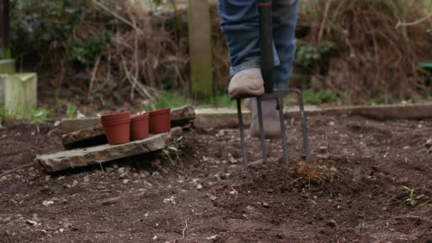 Садовник готовит почву для выращивания растений средней замедленной съемки толщиной 4 км - Кадры, видео