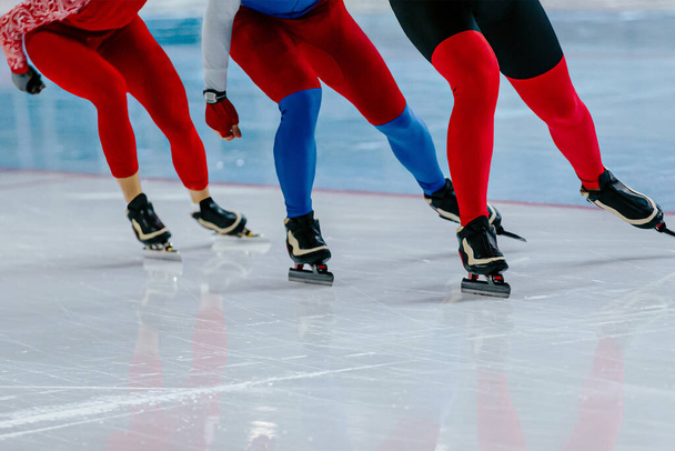 три чоловічі фігуристи бігають разом змагання зі швидкісних ковзанів, зимові спортивні ігри
 - Фото, зображення