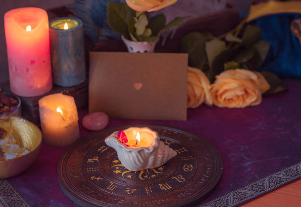 Energieheilung, Reiki-Sitzung oder Chakra-Rituale mit Kerzen, spirituelle Praxis. Wicca-Magie, neue Welt, alternative Medizin der Zukunft - Foto, Bild