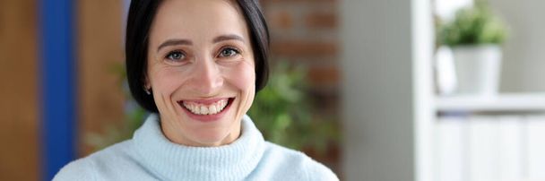 Πορτρέτο της χαμογελαστής γυναίκας κοιτάζοντας κάμερα με την ευτυχία. Γυναίκα δείχνει υποστηρικτική χειρονομία. Έκφραση συναισθημάτων - Φωτογραφία, εικόνα