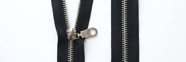Draufsicht auf offene Metallreißverschlüsse für Kleidung auf weißem Hintergrund. Reißverschluss oder Reißverschluss zum Nähen und Bekleiden - Foto, Bild