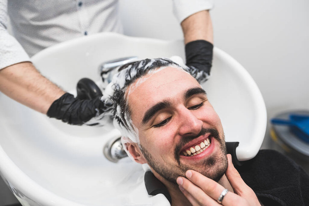 cliente masculino em um salão de cabeleireiro profissional  - Foto, Imagem