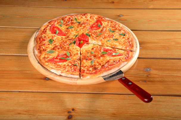 Pizza su un piatto di legno
 - Foto, immagini