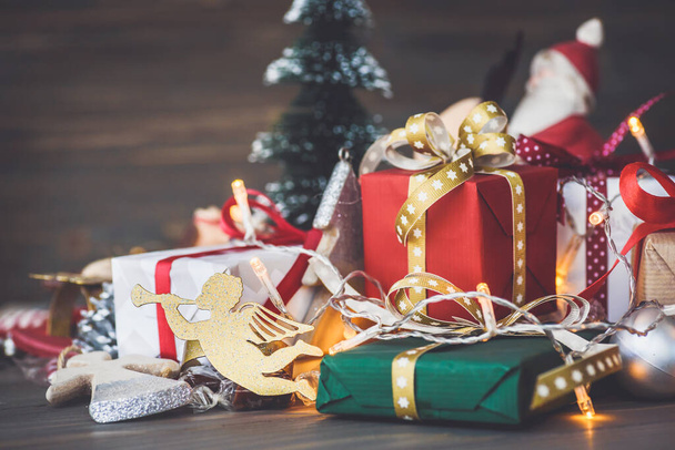 рождественские подарочные коробки и декор на деревянном фоне - Фото, изображение