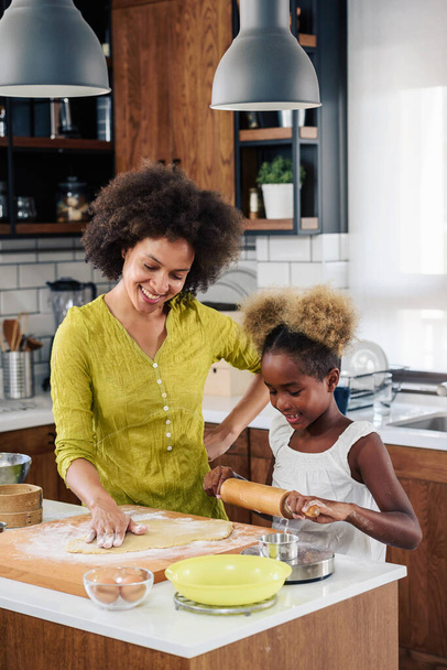 słodkie Afryki amerykański matka i córka pieczenia ciasteczka w domu  - Zdjęcie, obraz