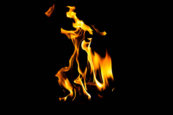 Feuerflamme Textur. Brennendes Material. Burn-Effekt-Muster. Flamme und Fackel Tapete. Hitze und Dunst. Explosionen und heißer Hintergrund. - Foto, Bild