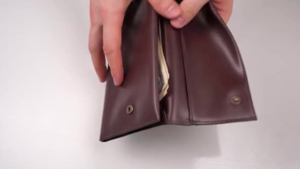 Les hommes prennent des billets de 100 dollars dans le portefeuille. Vidéo de haute qualité - Séquence, vidéo