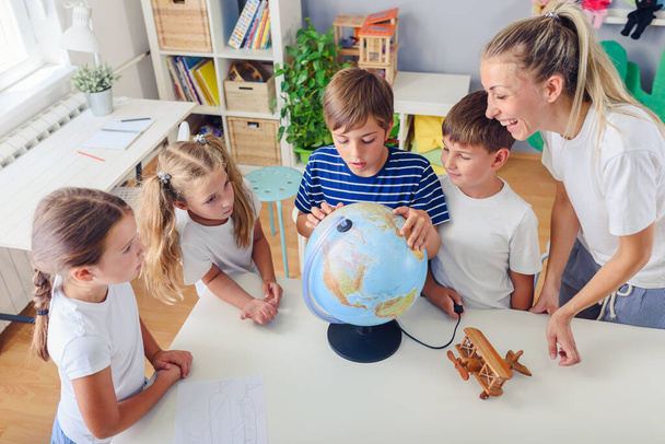 grupo de crianças e professores em sala de aula aprendizagem de geografia - Foto, Imagem